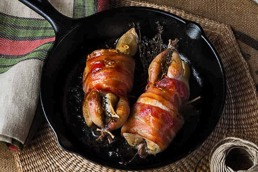 de caza y vino, codornices asadas con bacon