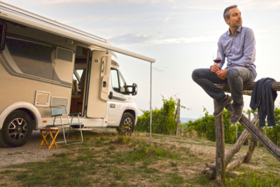 El placer de un nómada moderno, Autocaravana, vino y atarddecer